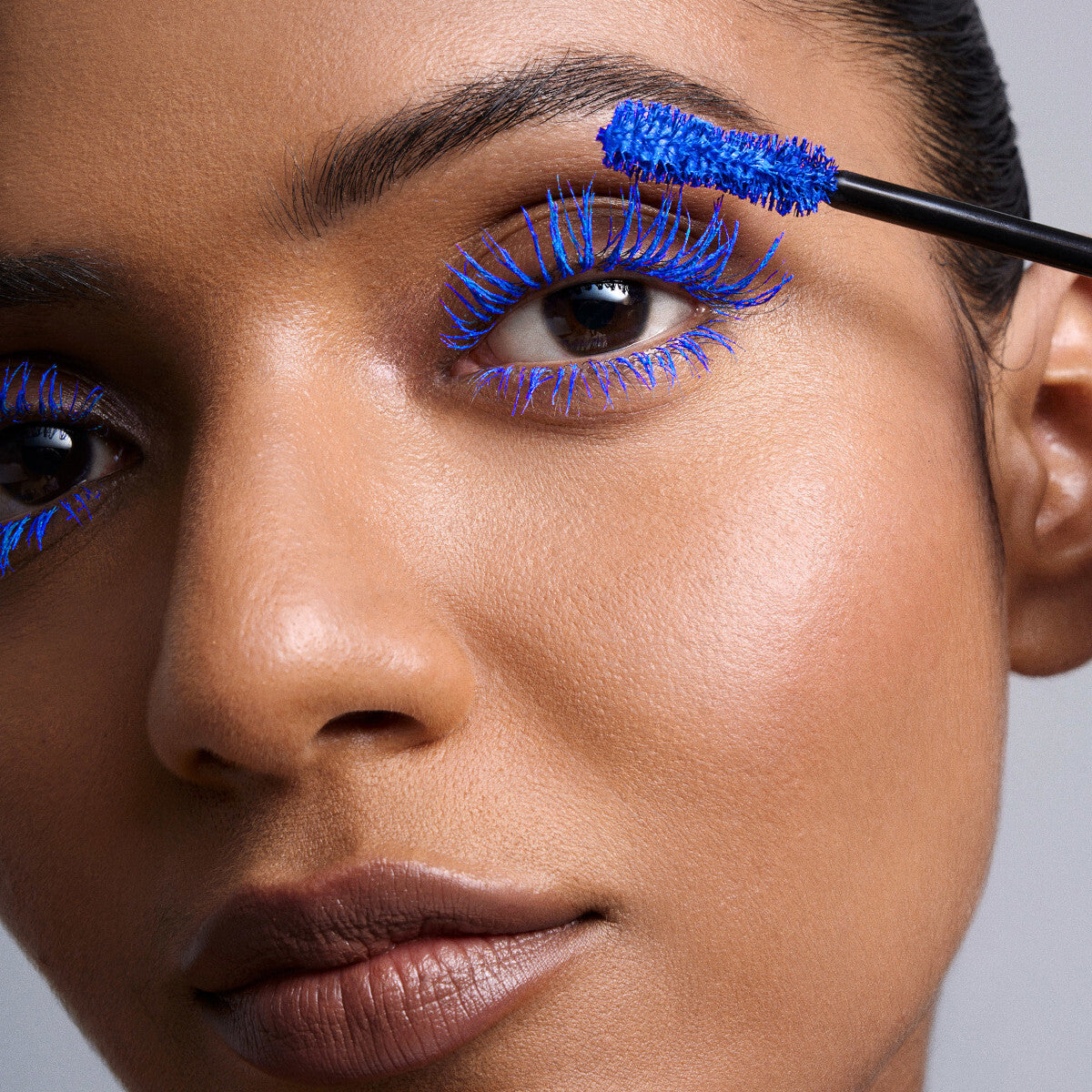dark-star-mascara-14-14-PMG_COLOUR-BLITZ-MASCARA_MODEL_ULTRAVIOLETBLUE-ECOMM2_8b1f7ec3-620b-4771-9fe2-b1 DARK STAR Volumising Mascara