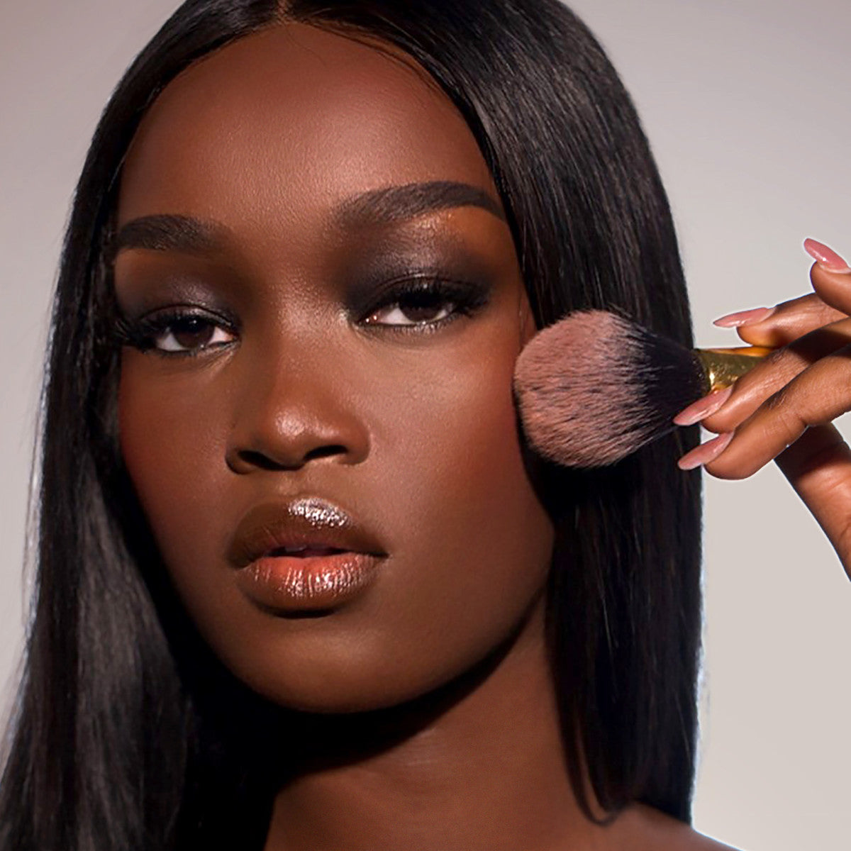 skin-fetish-divine-bronzer-32-32-20230223_pmg_face_bronzer_SHADE8_edit_mari_alex_look1_7_1x1_BRONZE_MAHOGANY Skin Fetish: Divine Bronzer